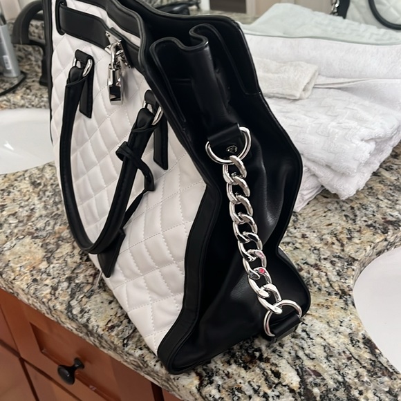 Michael Kors Hamilton Purse with Lock N Key. - Picture 3 of 7